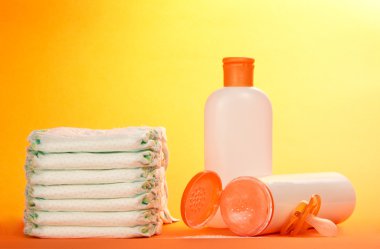 Tek kullanımlık çocuk bezi ve çocuk kozmetik portakal kümesi