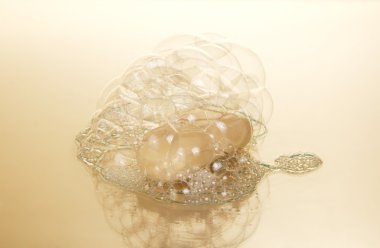 bej renkli arka plan üzerinde hava ve sabun sabun köpüğü