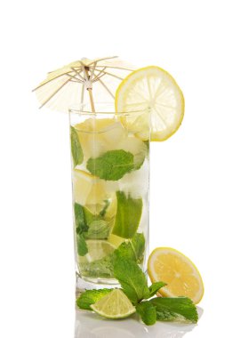 soğuk mojito cam dilim limon ve nane bir şemsiye ile süslüdür.