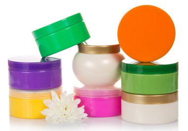 konteyner kozmetik imkanları ve üzerinde beyaz izole çiçek için toplama