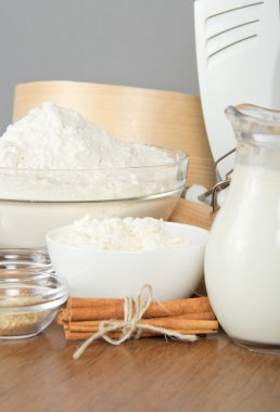 süt, peynir, bir un tarçın bir masaya bağlı sopa ile sürahi