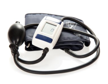 Modern tonometer üzerinde beyaz izole tansiyon ölçme
