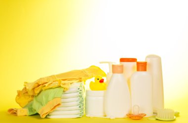 Bebek Giyim, çocuk bezi ve sarı bir arka plan üzerinde çocuk kozmetik