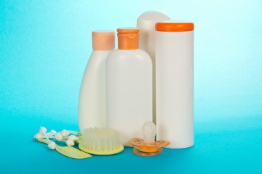 bebek bakım nesneler. Olive, mavi bir arka plan üzerinde şampuan