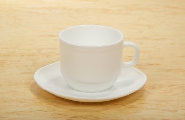 bir tabloda boş bardak