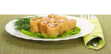 somon ve salata, yeşil peçete üzerine çatal ile küçük börek