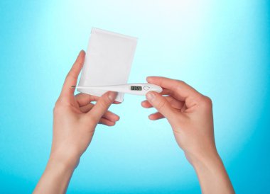 termometre ve mavi bir arka plan üzerinde tıbbi hazırlık