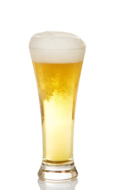 Bira bardağa dökülüyor.