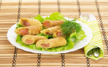 somon ve salata, çatal bıçak takımı bamboo peçete üzerinde küçük börek