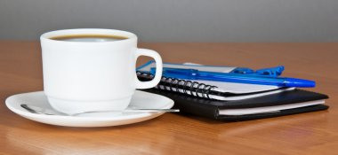 Not Defteri, boş notlar için kolu, bir fincan kahve bir fincan tabağı ve bir çay kaşığı yaprak