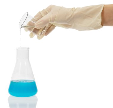 flask mavi kimyasal sıvı, cam, üzerinde beyaz izole el ile