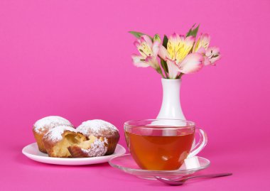 iştah açıcı cupcakes, çay, pembe bir arka plan üzerinde bir Vazoda Çiçekler