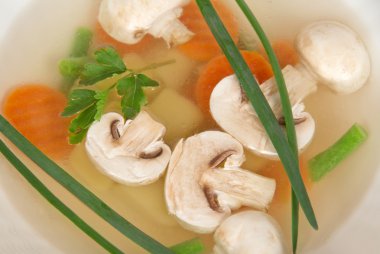 iştah açıcı mantar çorbası, yeşil soğan ve havuç