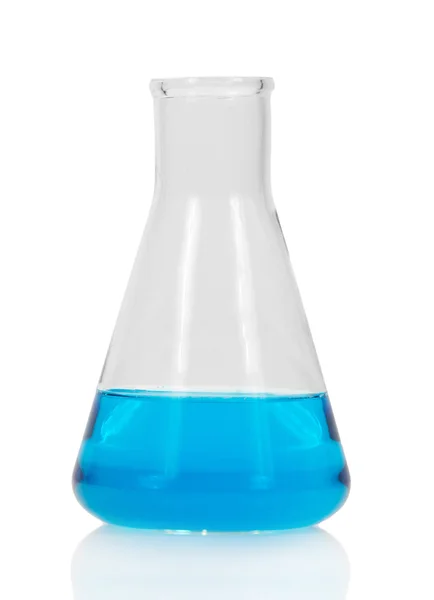 Химическая колба с голубой жидкостью, изолированная на белом — стоковое фото
