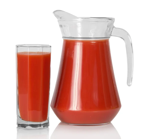 Volle Karaffe und das Glas Tomatensaft isoliert auf weiß — Stockfoto