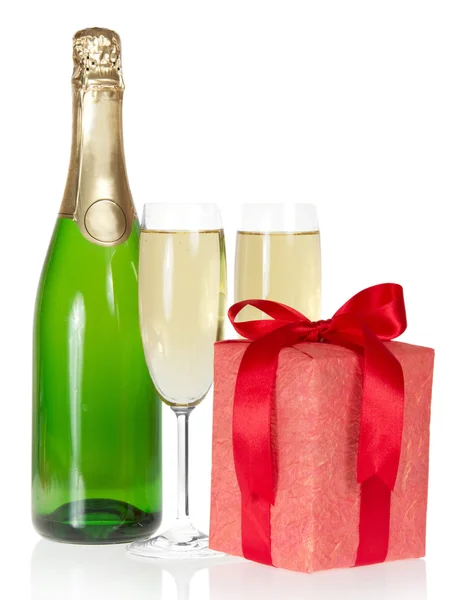 Caja de regalo con cinta y lazo, botella de champán y copas de vino aisladas en blanco — Foto de Stock