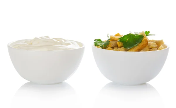 Cuenco con crema agria y un tazón con las galletas saladas —  Fotos de Stock