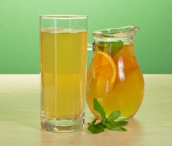 Thé, boisson à l'orange et menthe verte sur une table — Photo