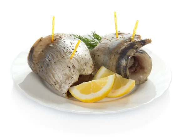 Het beknot segmenten van een vet haring en de citroen, geïsoleerd op wit — Stockfoto