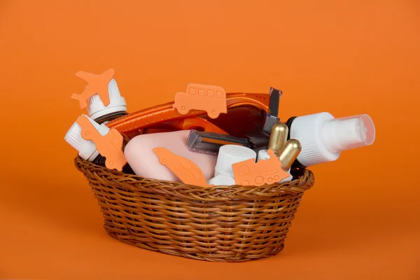 Set cosmético, jabón y maquinilla de afeitar de seguridad en una cesta de mimbre, sobre fondo naranja —  Fotos de Stock