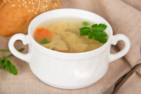 Sopa de pasta de frango saborosa em um saque — Fotografia de Stock