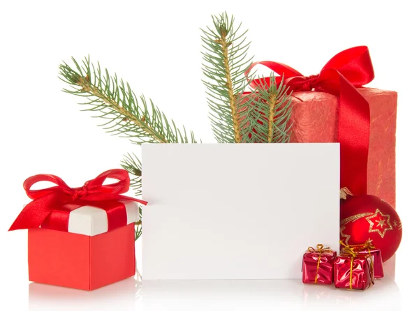 Rama de abeto, juguete de Navidad, cajas de regalo y la tarjeta vacía aislada en blanco — Foto de Stock