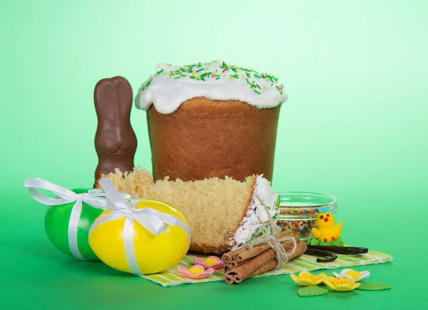 Tasty easter food on a green background — Stock Photo, Image