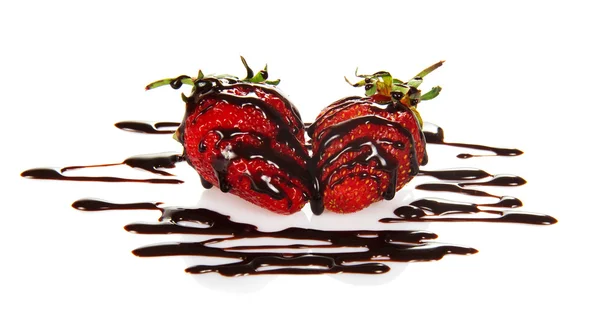 Fresa fresca fragante, decorada con chocolate —  Fotos de Stock