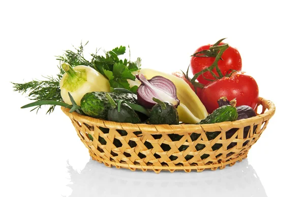 Verduras frescas en la canasta de mimbre —  Fotos de Stock