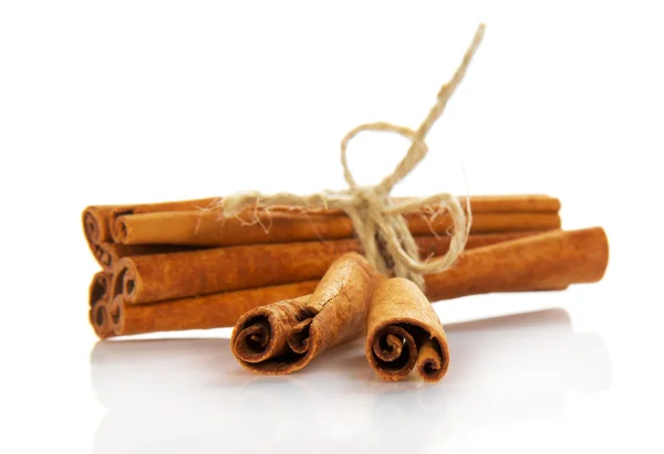 The sticks of cinnamon isolated on white — Stock Photo, Image