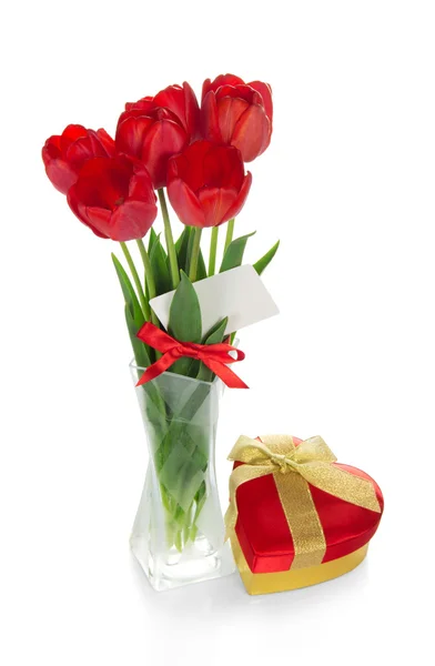 Tulpen met een lint en een lege kaart, een doos met een geschenk, geïsoleerd op wit — Stockfoto