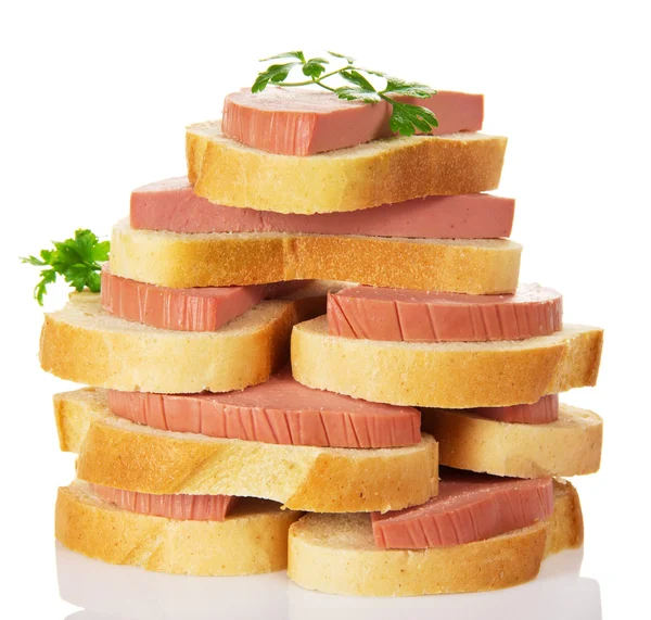 Pilha de sanduíches apetitosos com a salsicha e salsa — Fotografia de Stock