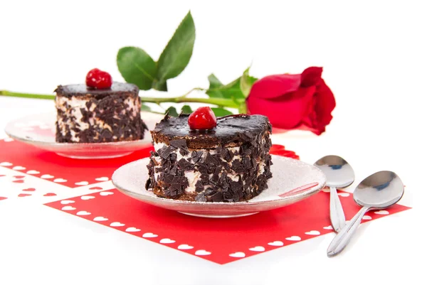 Gâteaux aux cerises au chocolat et rose rouge à la Saint Valentin isolés sur blanc — Photo