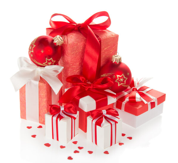 Яркие подарочные коробки и новогодние балы
