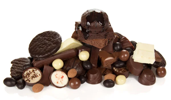 Çeşitli çikolatalar, tatlı gıda, beyaz izole — Stok fotoğraf