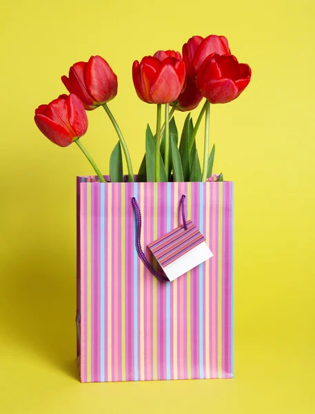 Ramo de tulipanes en un paquete de regalo — Foto de Stock