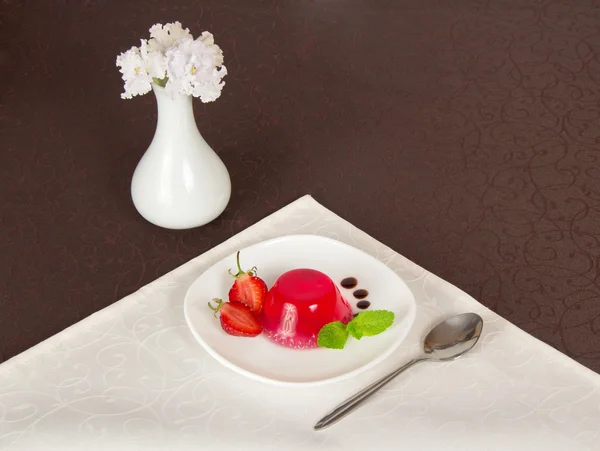 El plato con la jalea, la cuchara, el florero con las flores en la servilleta —  Fotos de Stock