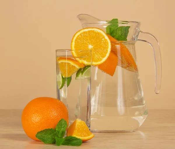 Dzbanek szklany napój, dojrzałych pomarańczy i mięty — Zdjęcie stockowe