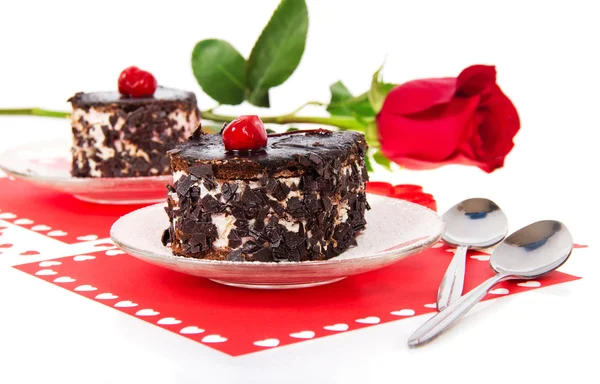 Schokoladenkirschkuchen und rote Rose zum Valentinstag isoliert auf weißem Grund — Stockfoto