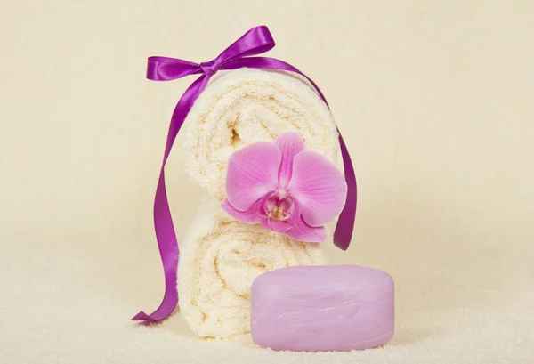 Conjunto para el baño, decorado con una flor de una orquídea y una cinta adhesiva en toalla de rizo —  Fotos de Stock