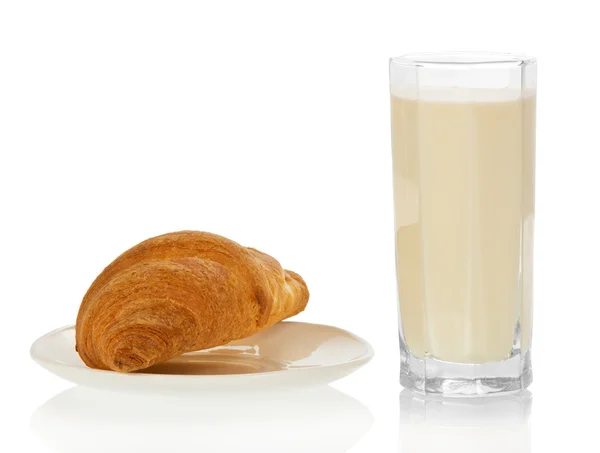 Huis croissant en de melk geïsoleerd op wit — Stockfoto