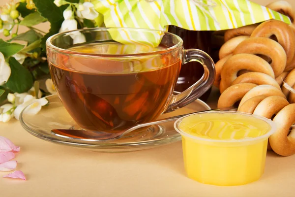 Una tazza di tè, bagel e miele, primo piano — Foto Stock