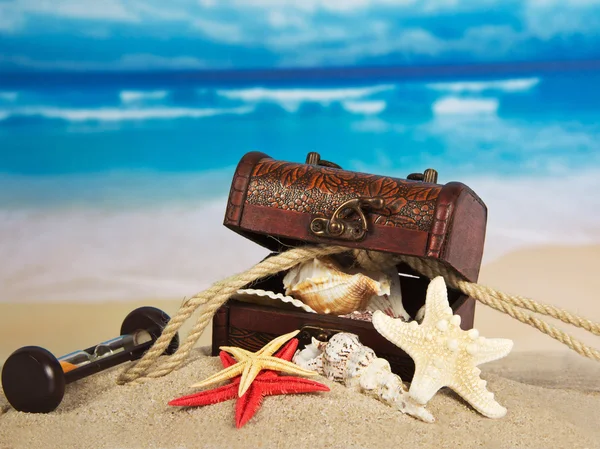 Starověké hrudníku s moře mušlí, přesýpacích hodin a provaz, na písku — Stock fotografie