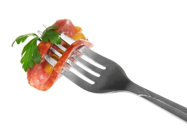 Pezzo di salsiccia con verdure e senape su una forchetta, isolato su bianco — Foto Stock