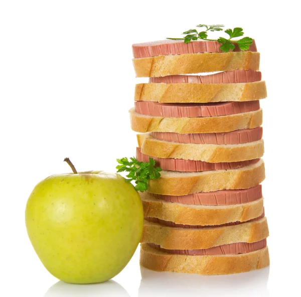 Étvágygerjesztő szendvicset, a kolbász, a petrezselymet és a zöld alma, elszigetelt fehér — Stock Fotó
