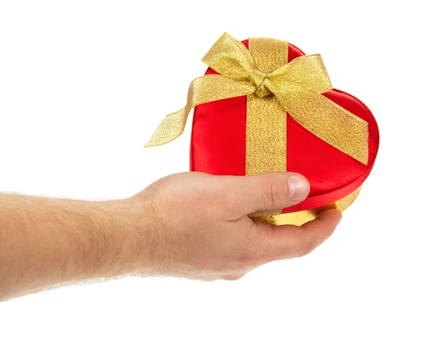 La mano del hombre con una caja de regalo un corazón, aislado en blanco — Foto de Stock