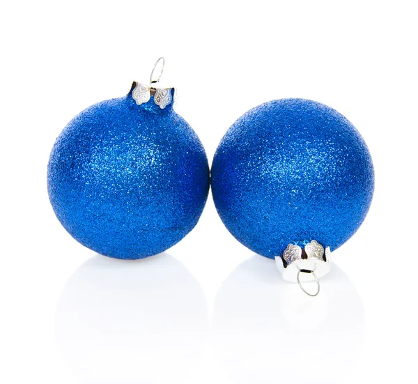 Bolas azules de Navidad aisladas en blanco — Foto de Stock