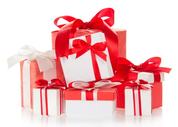 Ljusa färgglada lådor med gåvor, dekorerad med band och rosetter, isolerad på vit — Stockfoto