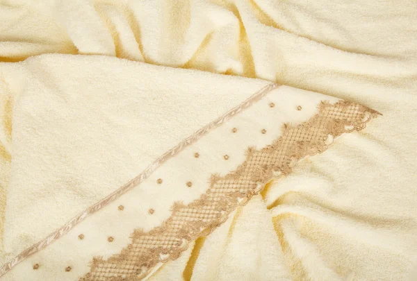 Bellissimi asciugamani con un ricamo contro un panno di spugna — Foto Stock