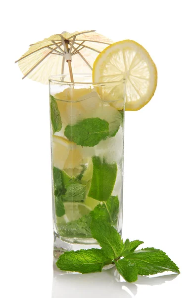 Mojito, is decorated with an umbrella and a slice of lemon and spearmint — Stock Photo, Image